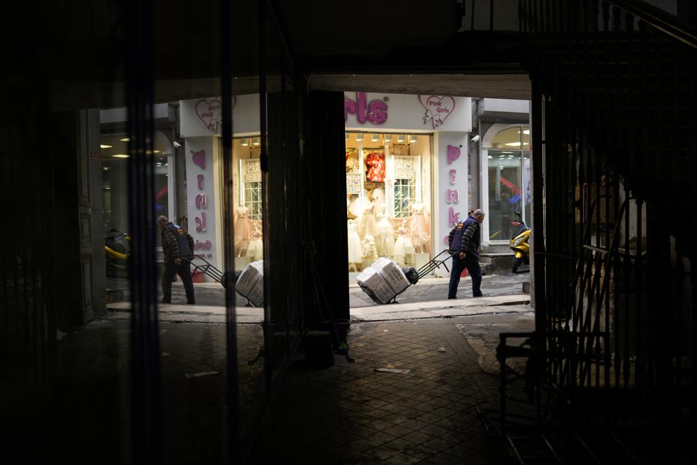 Một người đàn ông vận chuyển hàng hóa tại một khu thương mại ở thành phố Istanbul, Thổ Nhĩ Kỳ. Ảnh: AP.