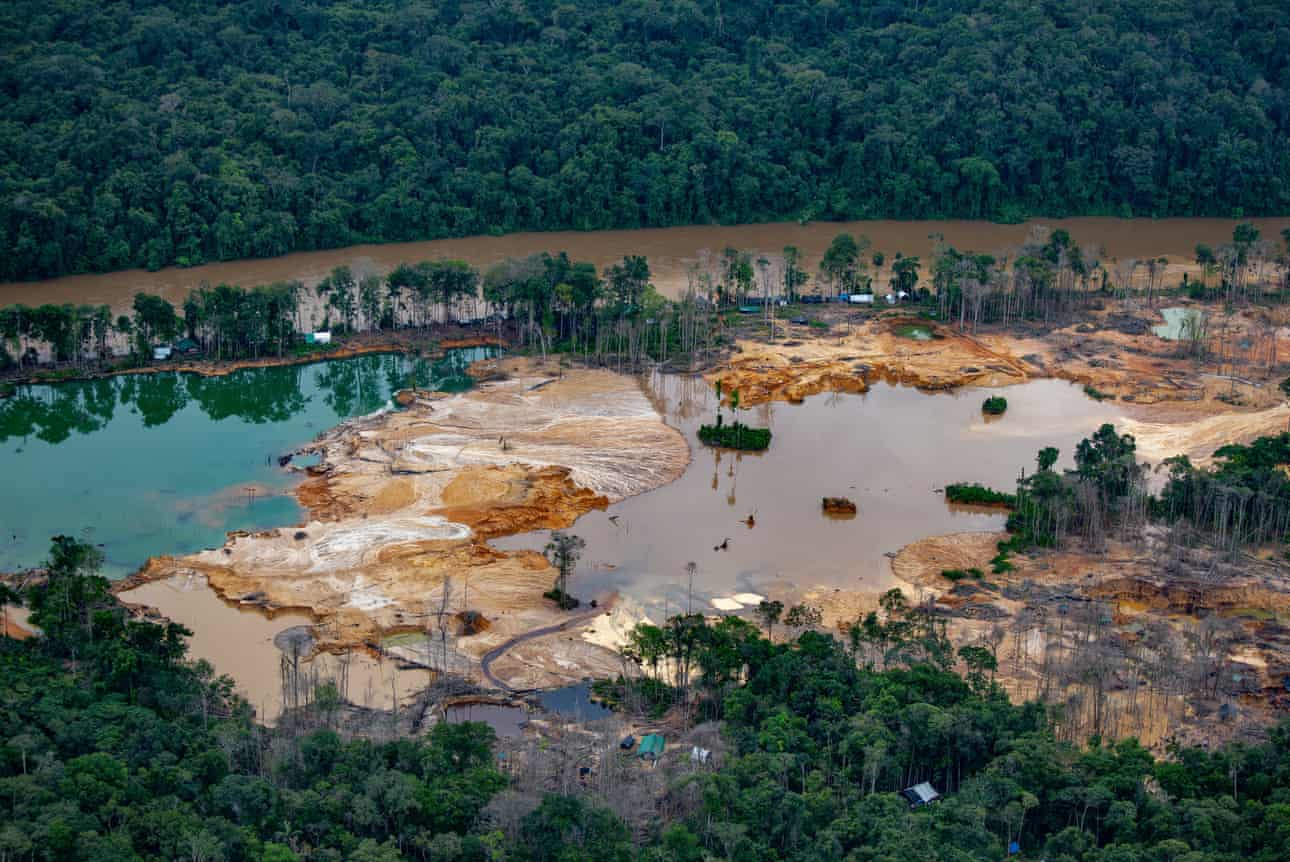 Một mỏ vàng bất hợp pháp ở vùng sông Uraricoera thuộc khu bảo tồn Yanomami. Ảnh: The Guardian.