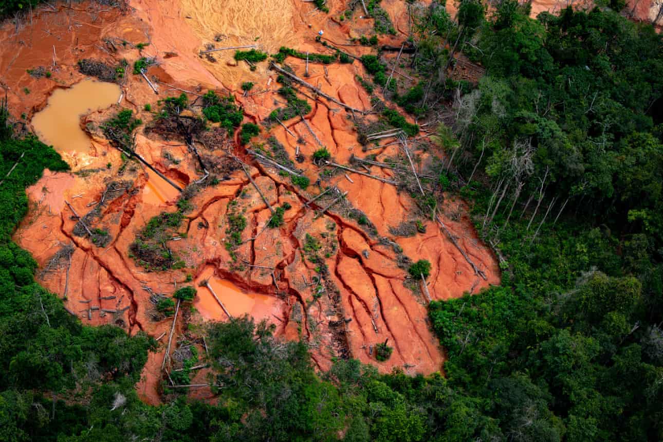 Một khu vực rừng nhiệt đới bị phá hủy bởi những người khai thác vàng ở vùng Apiau thuộc khu bảo tồn Yanomami. Ảnh: The Guardian.