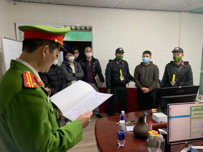 Cơ quan Cảnh sát điều tra Công an tỉnh Quảng Bình thi hành lệnh khám xét khẩn cấp nơi ở của Hoàng Trung Thương.