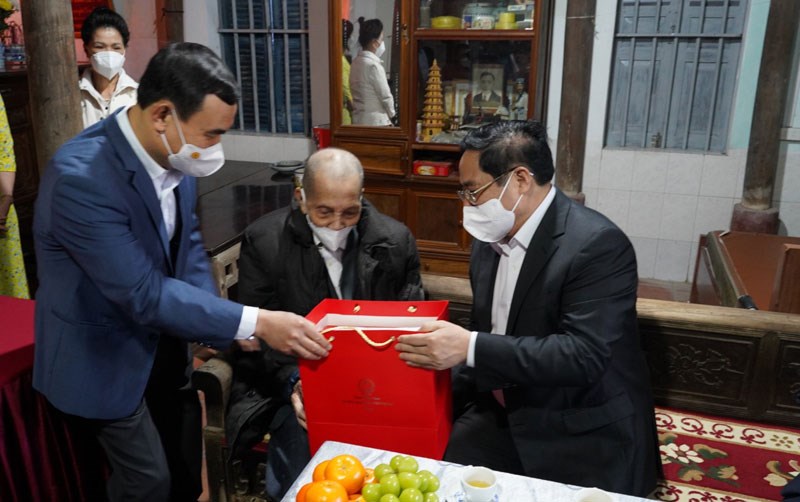 Thủ tướng Chính phủ cùng Bí thư Thành uỷ Hải Phòng thăm, động viên gia đình ông Nguyễn Văn Tiệu, gia đình chính sách tại huyện đảo Cát Hải.