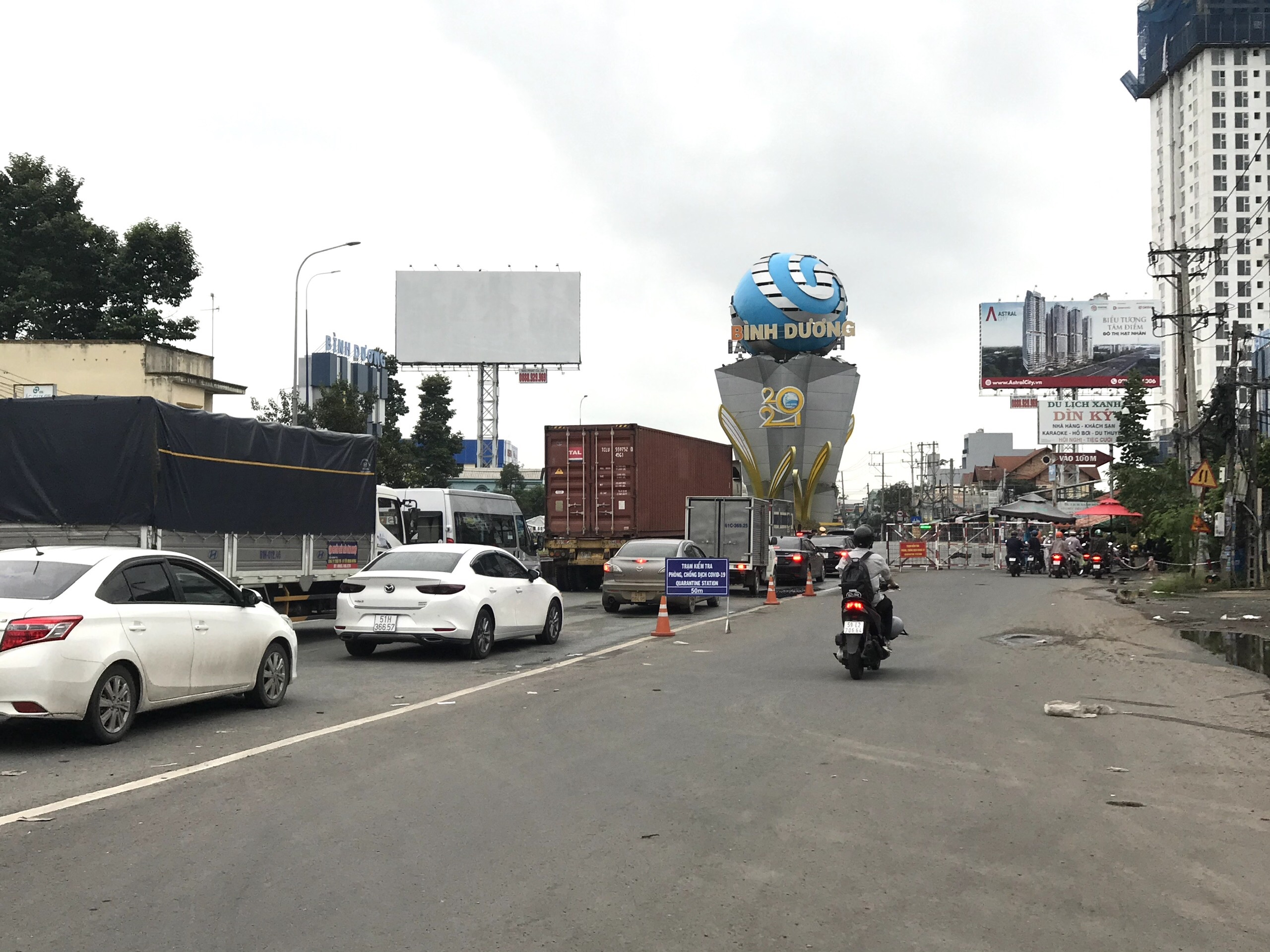 Quốc lộ 13 đoạn từ cổng chào Bình Dương (TP.Thuận An) đến Lê Hồng Phong (TP.Thủ Dầu Một) sẽ được mở rộng vào năm sau.