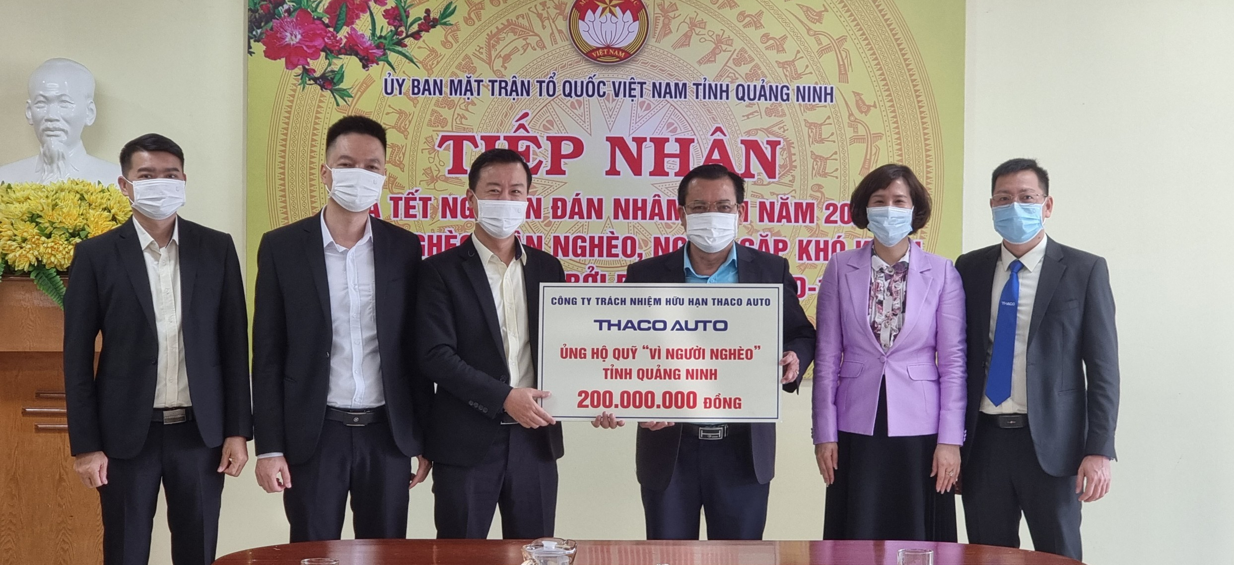 Ủy ban MTTQ Việt Nam tỉnh Quảng Ninh tiếp nhận 200 triệu đồng từ Công ty Cổ phần Ô tô Trường Hải ủng hộ Quỹ ''Vì người nghèo''.
