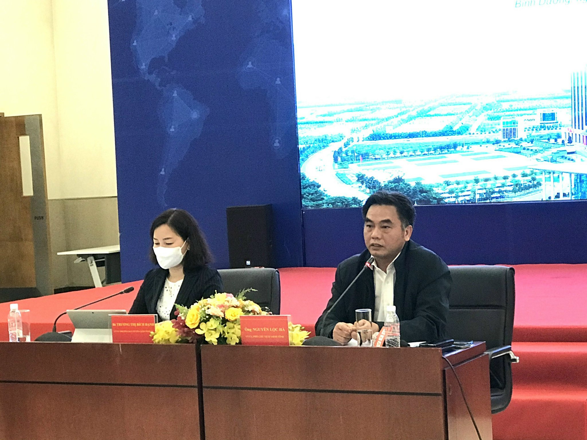 Ông Nguyễn Lộc Hà, Ủy viên Ban Thường vụ Tỉnh ủy, Phó Chủ tịch UBND tỉnh (bìa phải) thông tin thêm cho báo chí về tình hình kinh tế - xã hội năm 2021.