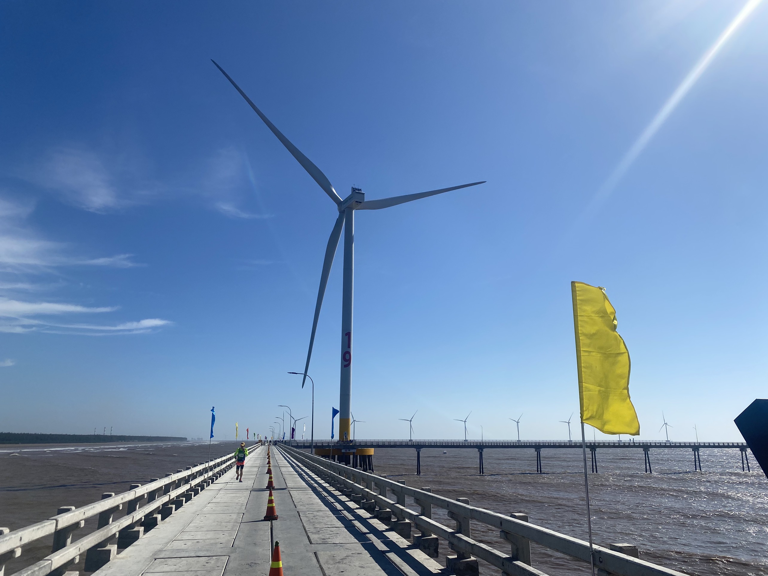 Nhà máy điện gió Đông Hải có 25 trụ bin cao 105 mét.