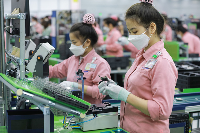 Nhân viên Samsung đang làm việc trong dây chuyền sản xuất.