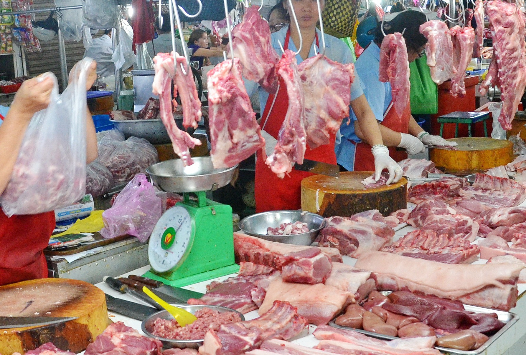 Giá thịt lợn tại chợ nhích lên từng ngày.