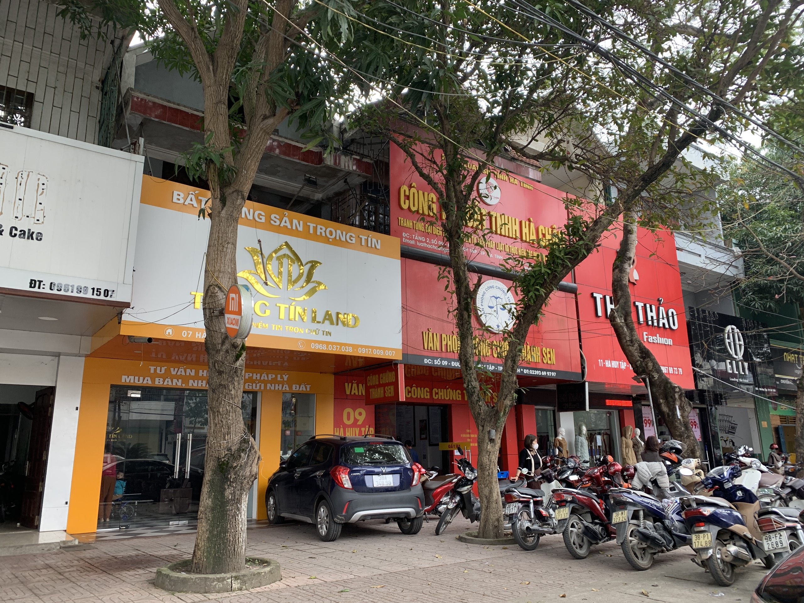 Ngay cạnh Văn phòng công chứng Thành Sen ở đường Hà Huy Tập, TP Hà Tĩnh là một công ty BĐS mới toanh.
