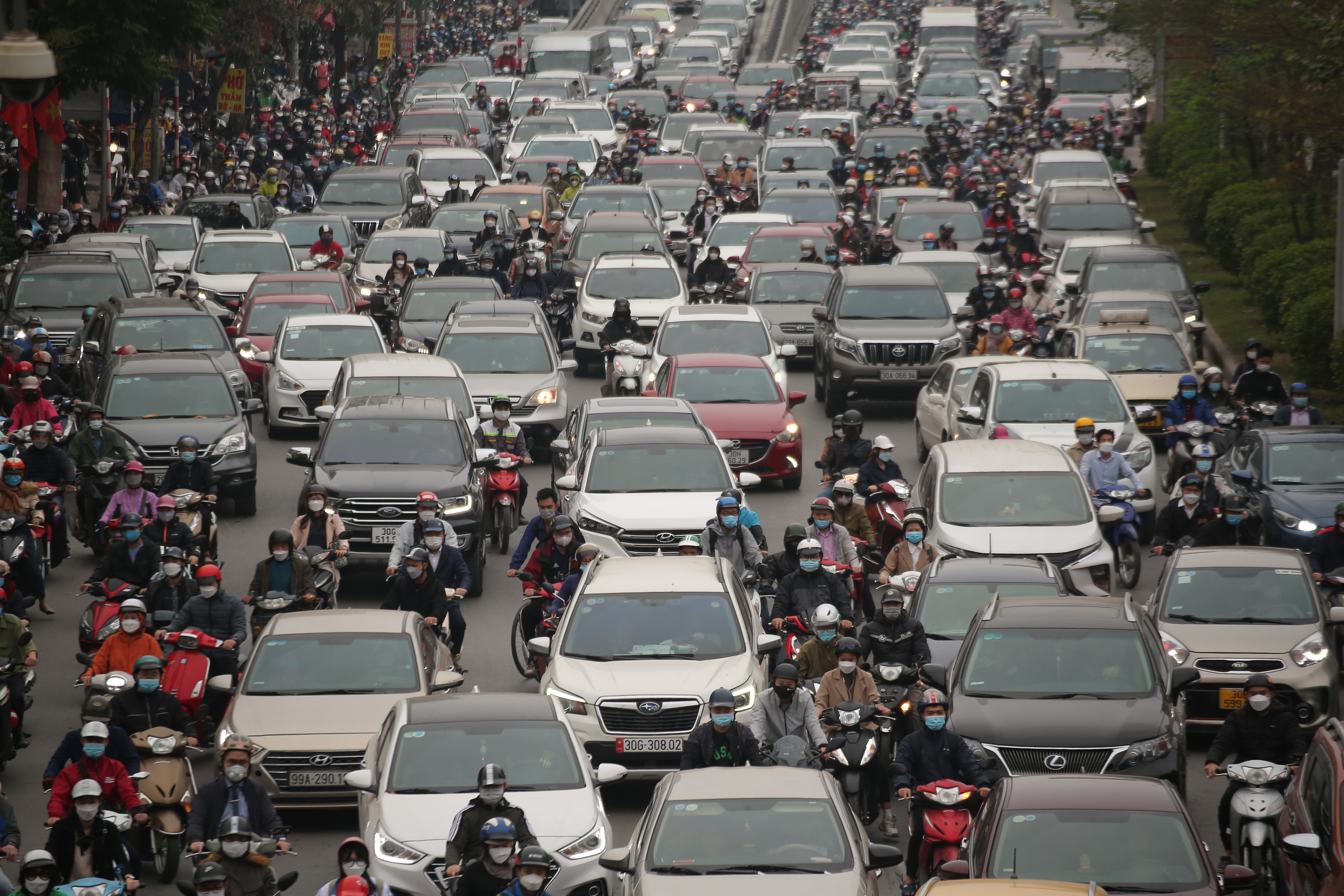 Hàng loạt các tuyến phố hướng vào trung tâm thành phố Hà Nội đều trong cảnh ùn tắc kéo dài do lượng phương tiện tham gia giao thông cùng một thời điểm khá lớn.