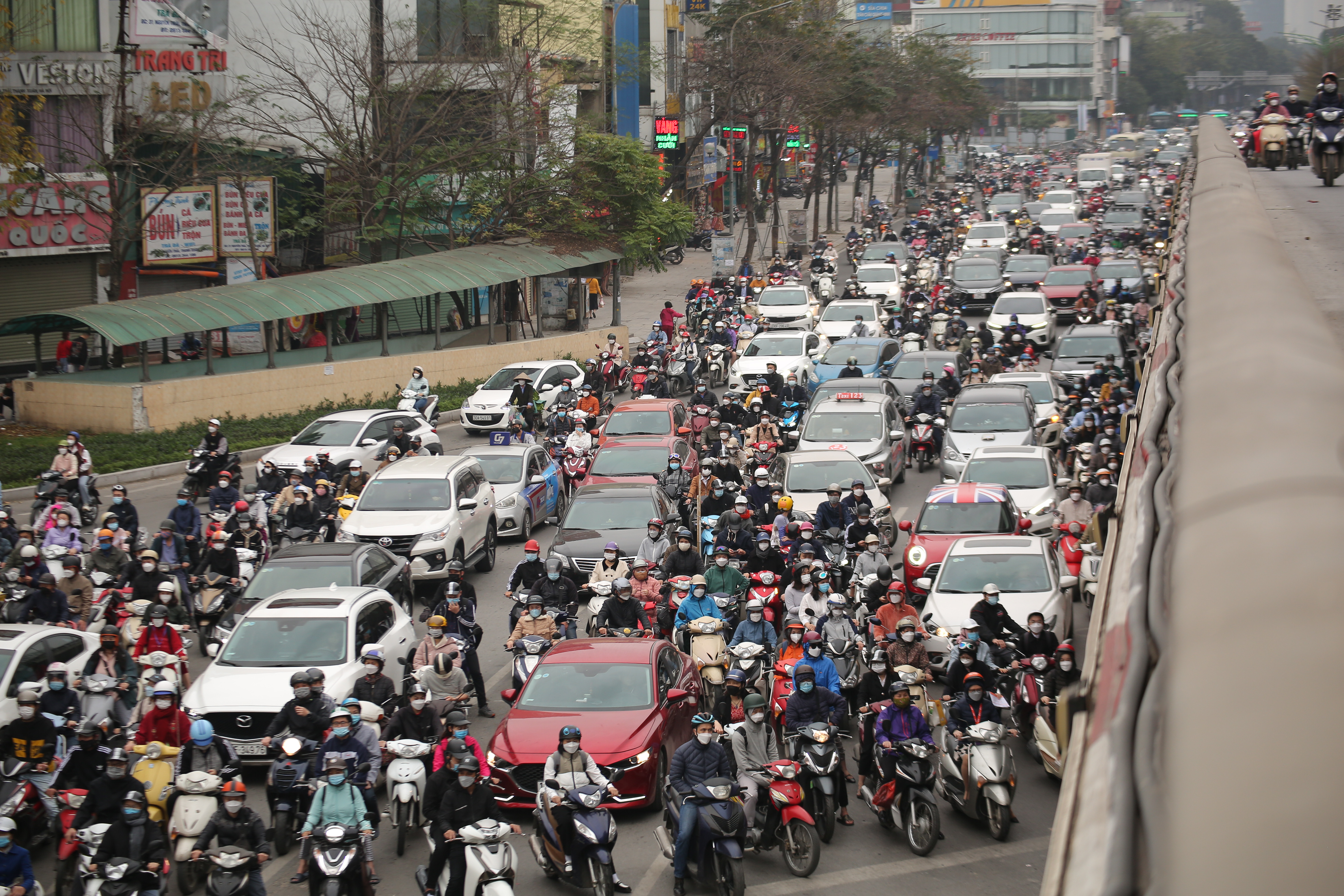 Hàng trăm phương tiện giao thông chờ đèn đỏ ở tuyến đường Nguyễn Trãi.