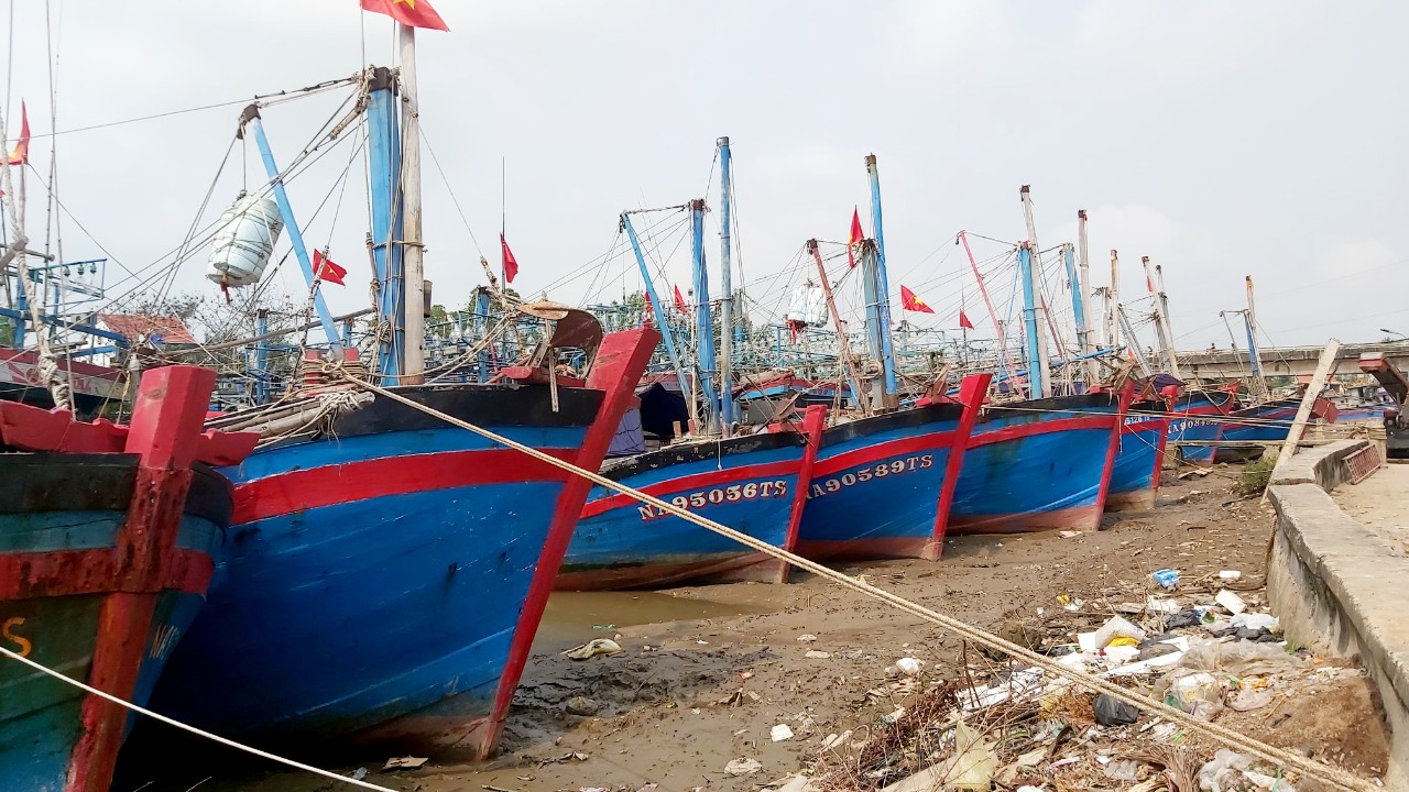 Tàu thuyền ngư dân Nghệ An nằm bờ vì giá xăng dầu tăng cao kỷ lục.
