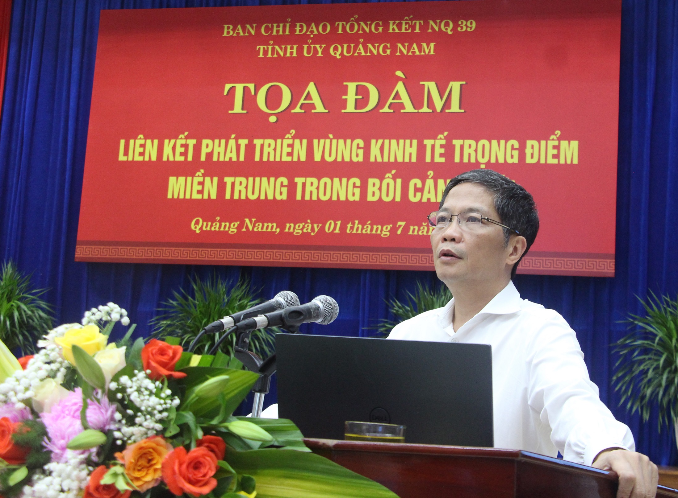 Ông Trần Tuấn Anh, Trưởng ban Kinh tế Trung ương phát biểu chỉ đạo tại tọa đàm.