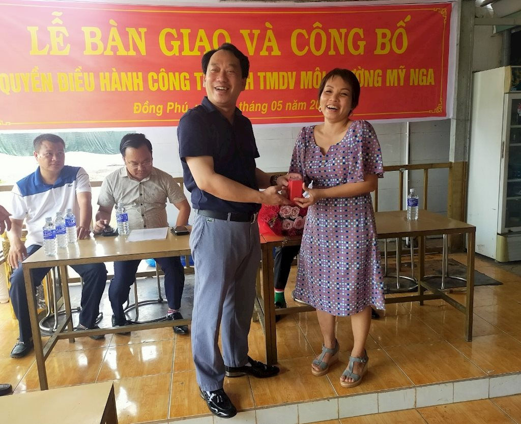 Bà Nguyễn Thị Mỹ Nga bàn giao con dấu Công ty cho ông Nguyễn Duy Hùng, Chủ tịch Hội đồng quản trị.