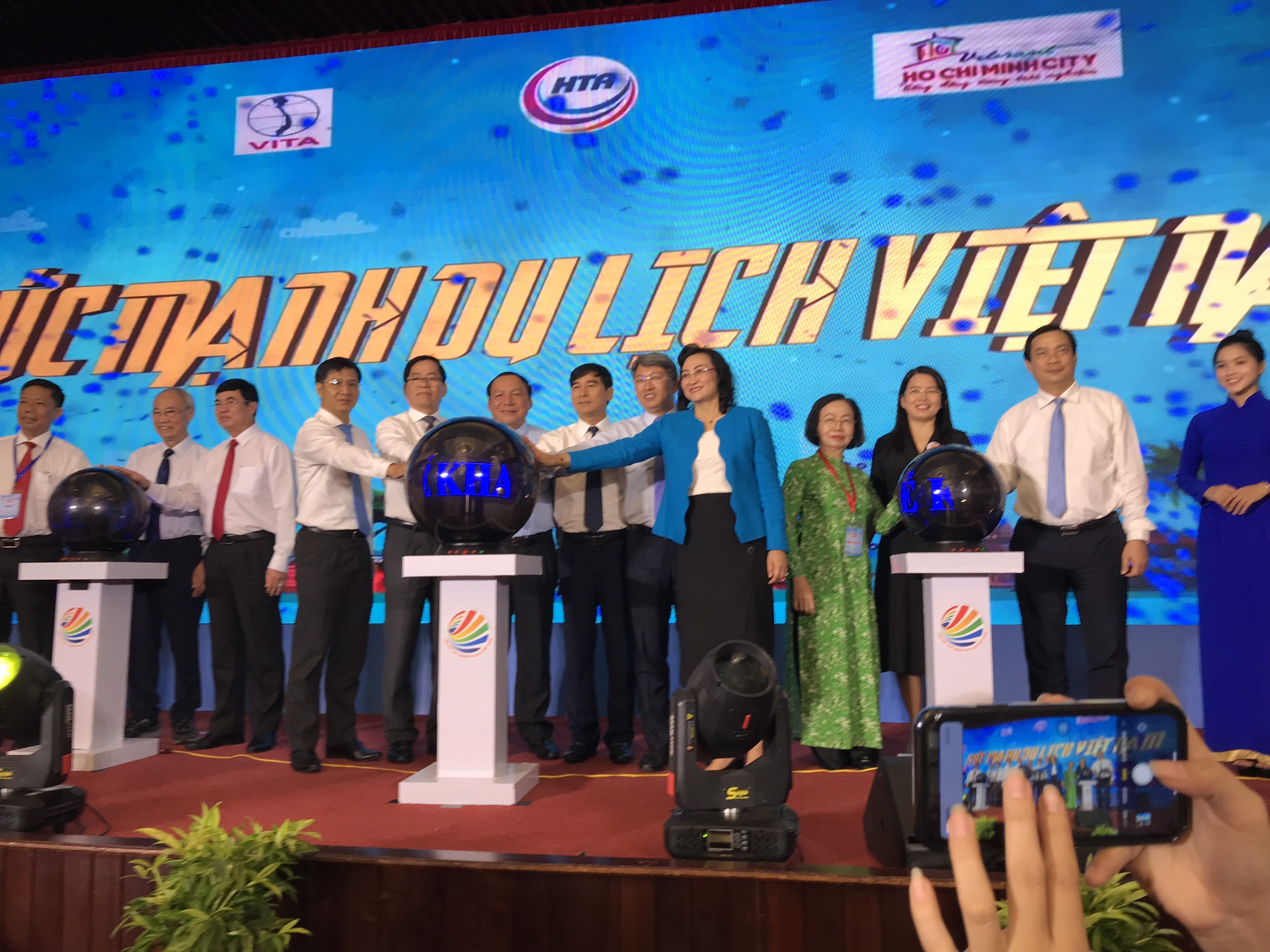 Đại biểu Sở ngành và các Hiệp hội du lịch địa phương cùng nhấn nút khai mạc sự kiện 