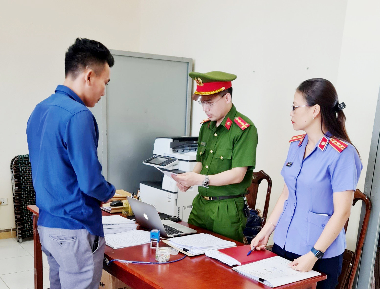 CQĐT Công an tỉnh Hà Tĩnh đọc lệnh khởi tố đối với Trần Đình Dũng.