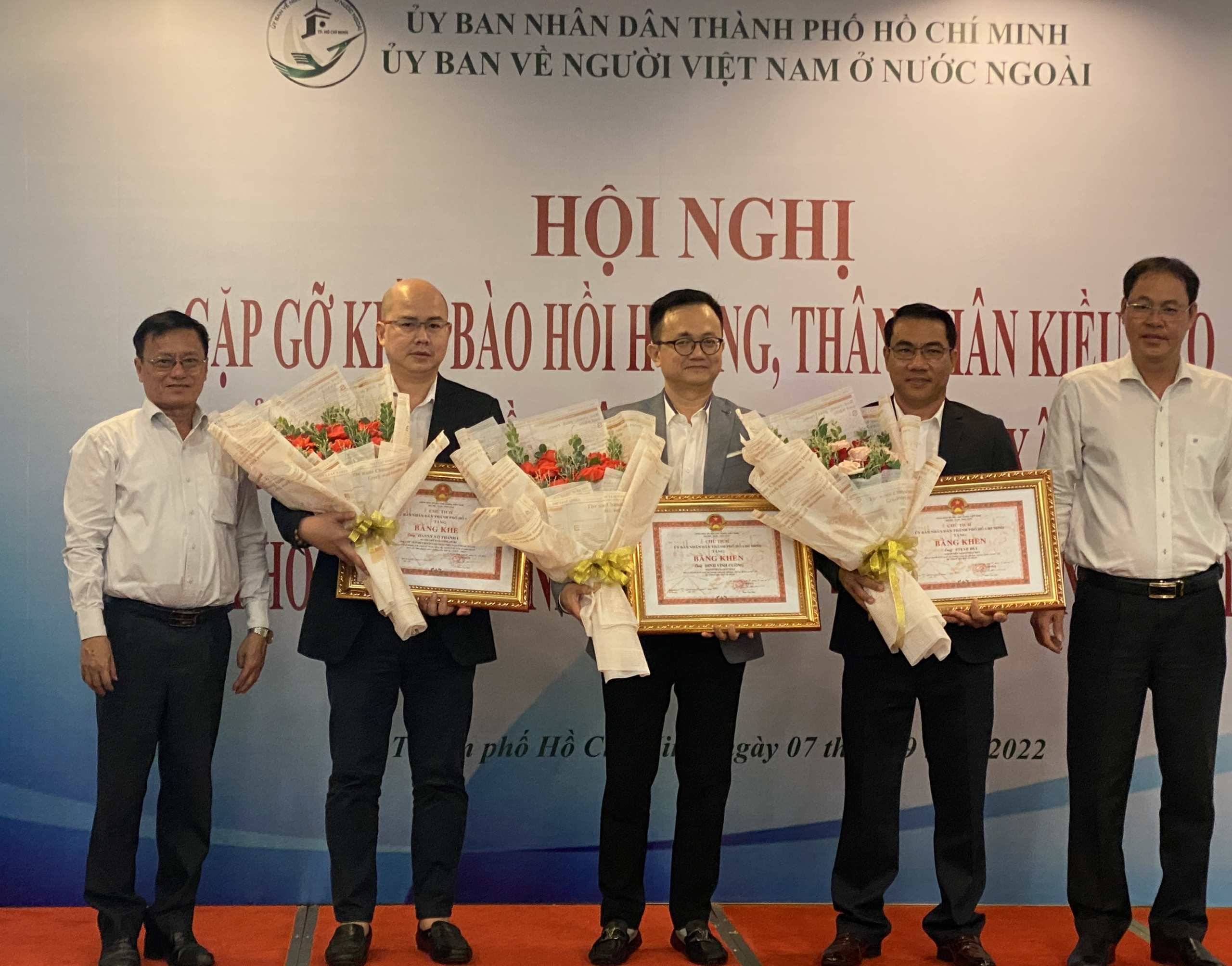 Đại diện Ủy ban MTTQ Việt Nam và Ủy ban về Người Việt Nam ở nước ngoài Thành phố, trao Bằng khen của UBND Thành phố cho các kiều bào có những đóng góp tích cực trong công tác phòng, chống dịch Covid-19 tại TP HCM.