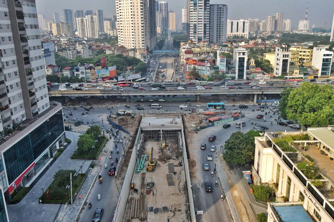 Theo ghi nhận của PV Báo Đại Đoàn Kết, hiện hầm chui Lê Văn Lương đã cơ bản hoàn thành các hạng mục chính, đang gấp rút hoàn thiện các hạng mục cuối cùng để chuẩn bị thông xe.