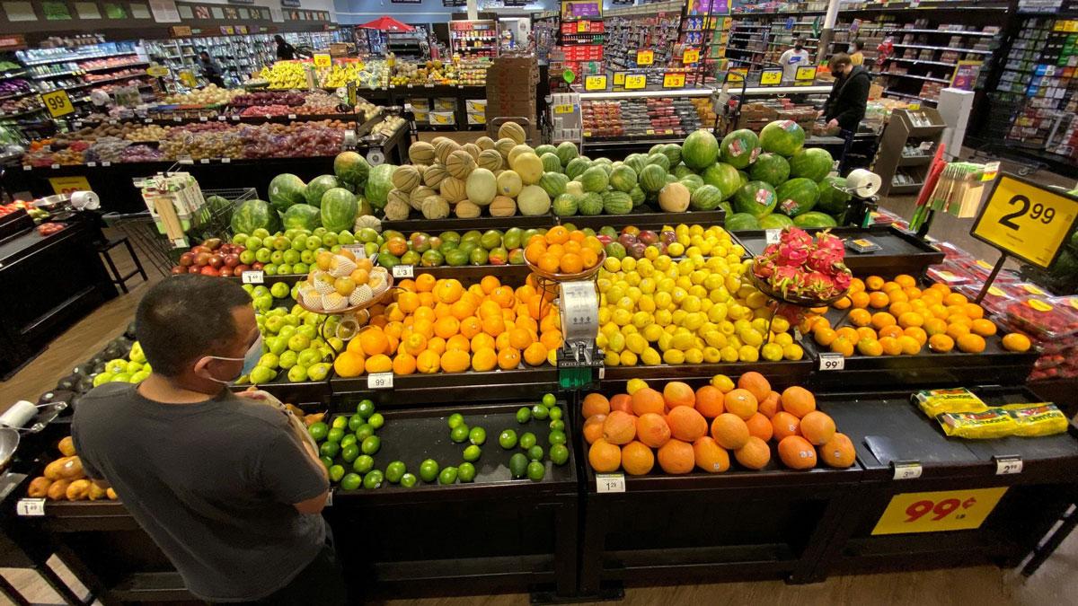 Người dân thành phố Dayton (bang Ohio, Mỹ) băn khoăn khi giá thực phẩm tăng cao. Ảnh: REUTERS.