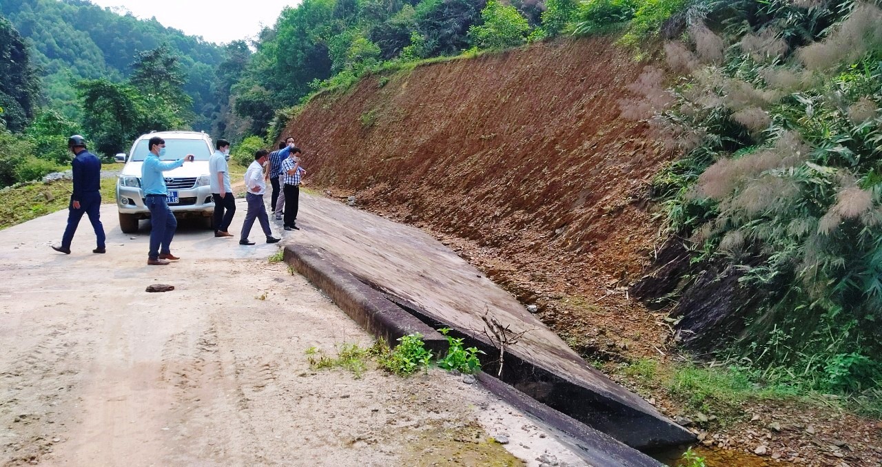 Tổ công tác do UBND tỉnh Hà Tĩnh chỉ đạo kiểm tra tuyến đường 02 của Dự án đường lâm nghiệp.
