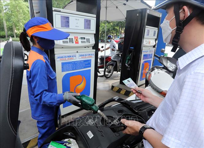 Khách mua xăng tại cửa hàng của Petrolimex. Ảnh: Trần Việt/TTXVN.