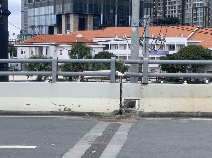 Thành phố Hồ Chí Minh: Vì sao cáp dự ứng lực tại cầu vượt Nguyễn Hữu Cảnh bị đứt?