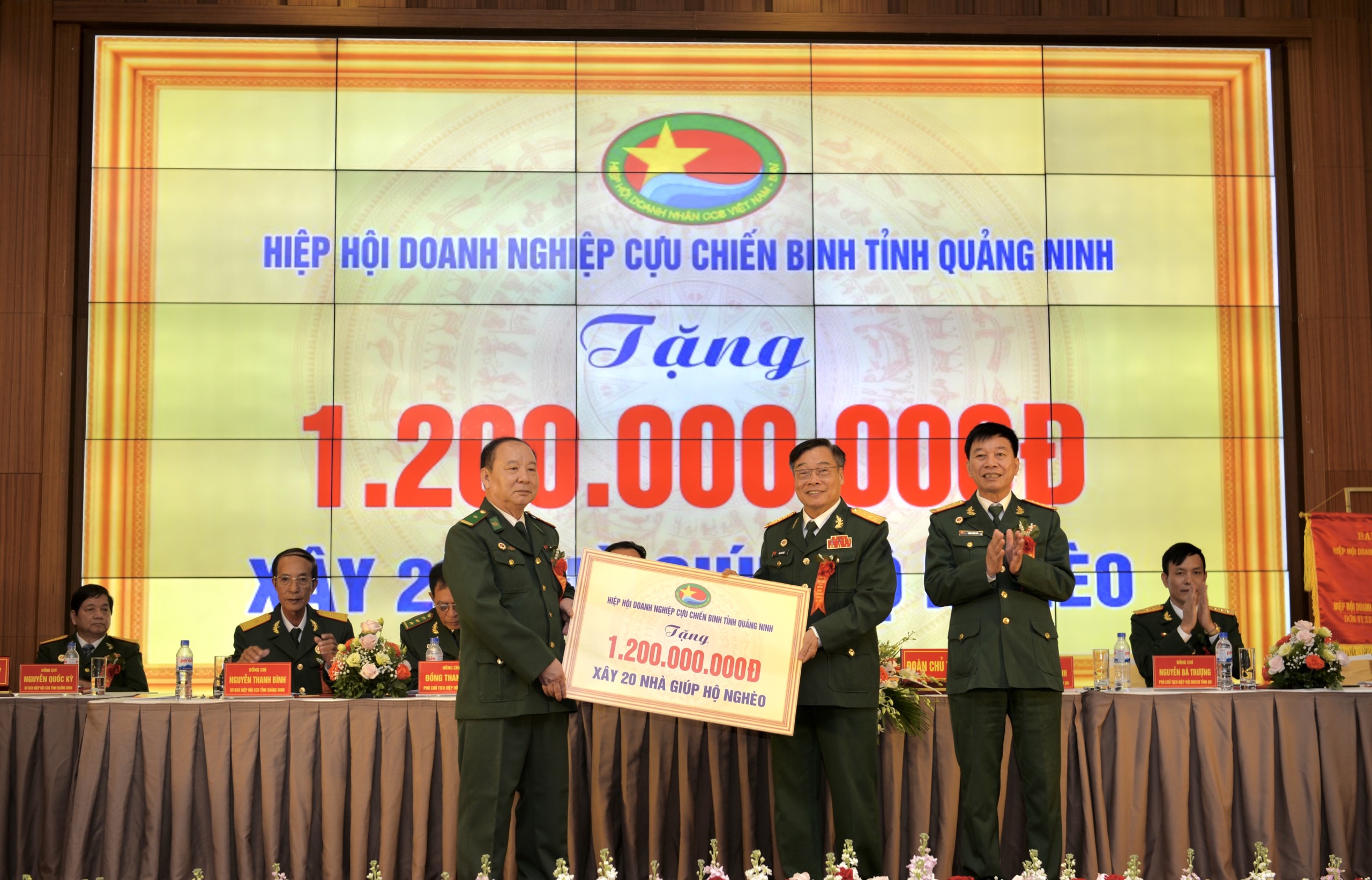 Hiệp hội DN CCB tỉnh Quảng Ninh trao tặng 1,2 tỷ đồng xây dựng 20 nhà tình nghĩa.
