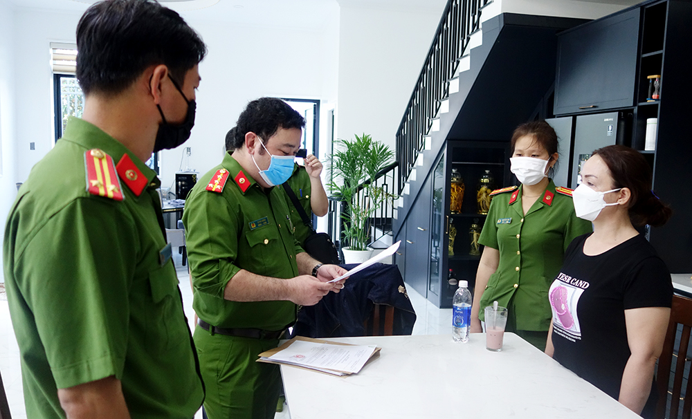 Lực lượng Công an đọc quyết định khởi tố bị can, thực hiện lệnh bắt tạm giam đối tượng Lê Thị Thủy về tội 
